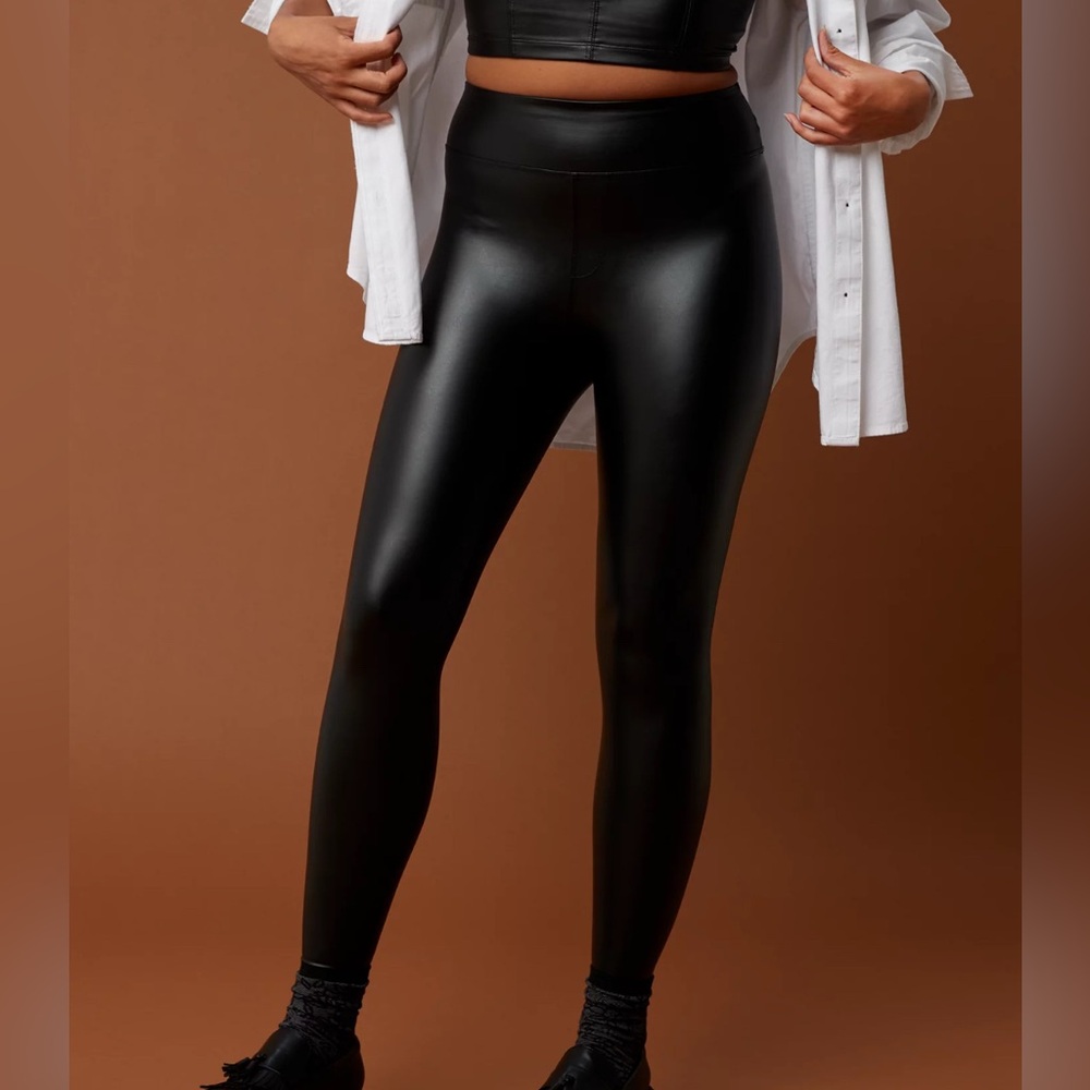 AERIE OFFLINE Luxe faux leather leggings
NWT XL